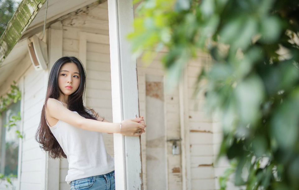 “那主公如今何在？”张任站起来，沉声问道。